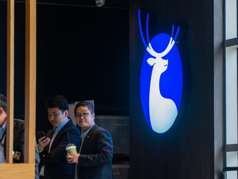 Customers of Luckin Coffee wait in line to place their order at the counter in Pudong, Shanghai on April 4, 2019. (Image Credit: TechNode/Eugene Tang)