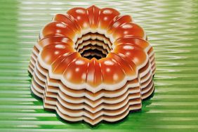 CÃ  phÃª thaÂ·ch rau cÃ¢u flan, a jelly cake with alternating layers of Vietnamese coffee agar and flan