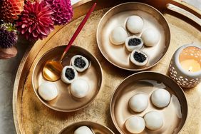 Yin-Yang Tang Yuan (Sweet Sticky Rice Balls in Soup)